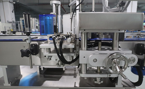 全自動卷膜貼標機,卷膜貼標機,全自動貼標機,平面貼標機