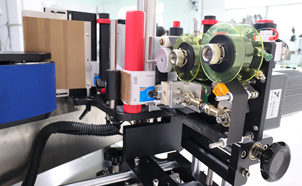 全自動臥式圓瓶貼標(biāo)機(jī),圓瓶貼標(biāo)機(jī),全自動貼標(biāo)機(jī)