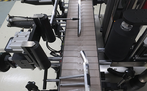 不干膠貼標(biāo)機(jī),貼標(biāo)機(jī),全自動(dòng)貼標(biāo)機(jī)生產(chǎn)廠家