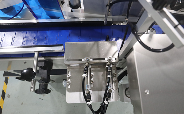 圓瓶貼標(biāo)機(jī),自動貼標(biāo)機(jī),貼標(biāo)機(jī)廠家