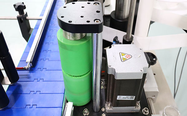 全自動高速貼標(biāo)機(jī),高速貼標(biāo)機(jī)設(shè)備,貼標(biāo)機(jī)設(shè)備,佼佼者自動化