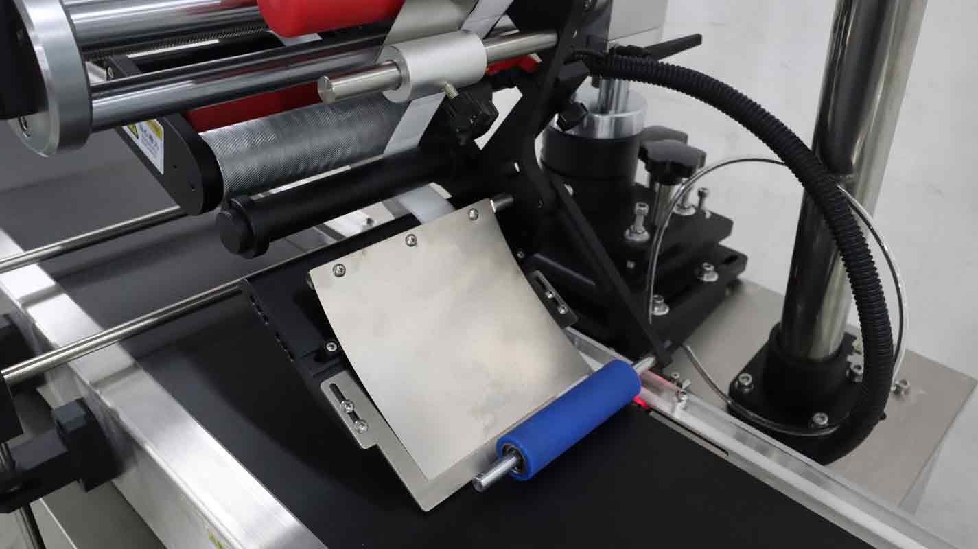 全自動桌面式平面貼標機,桌面式平面貼標機,平面貼標機,東莞佼佼者自動化